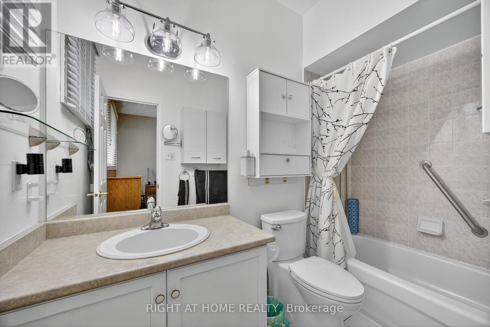 












73 BRIGHTON ROAD

,
Barrie (Georgian Drive),




Ontario
L4M6S3

