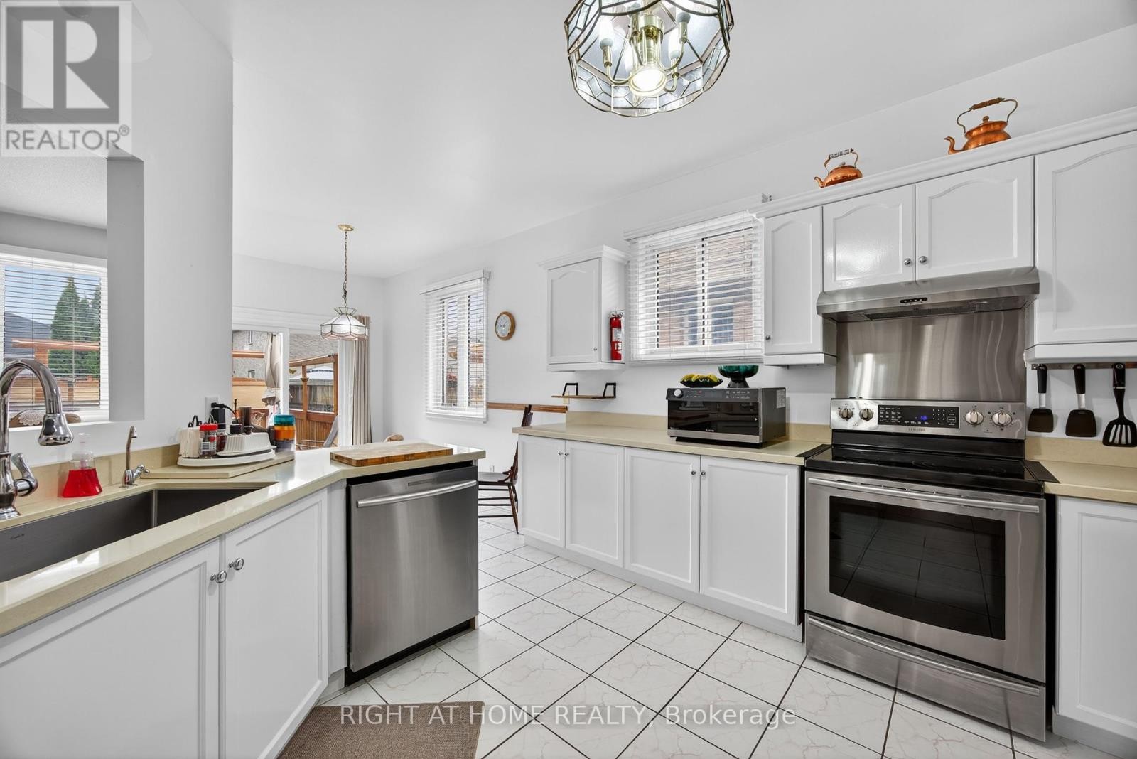 












73 BRIGHTON ROAD

,
Barrie (Georgian Drive),




Ontario
L4M6S3

