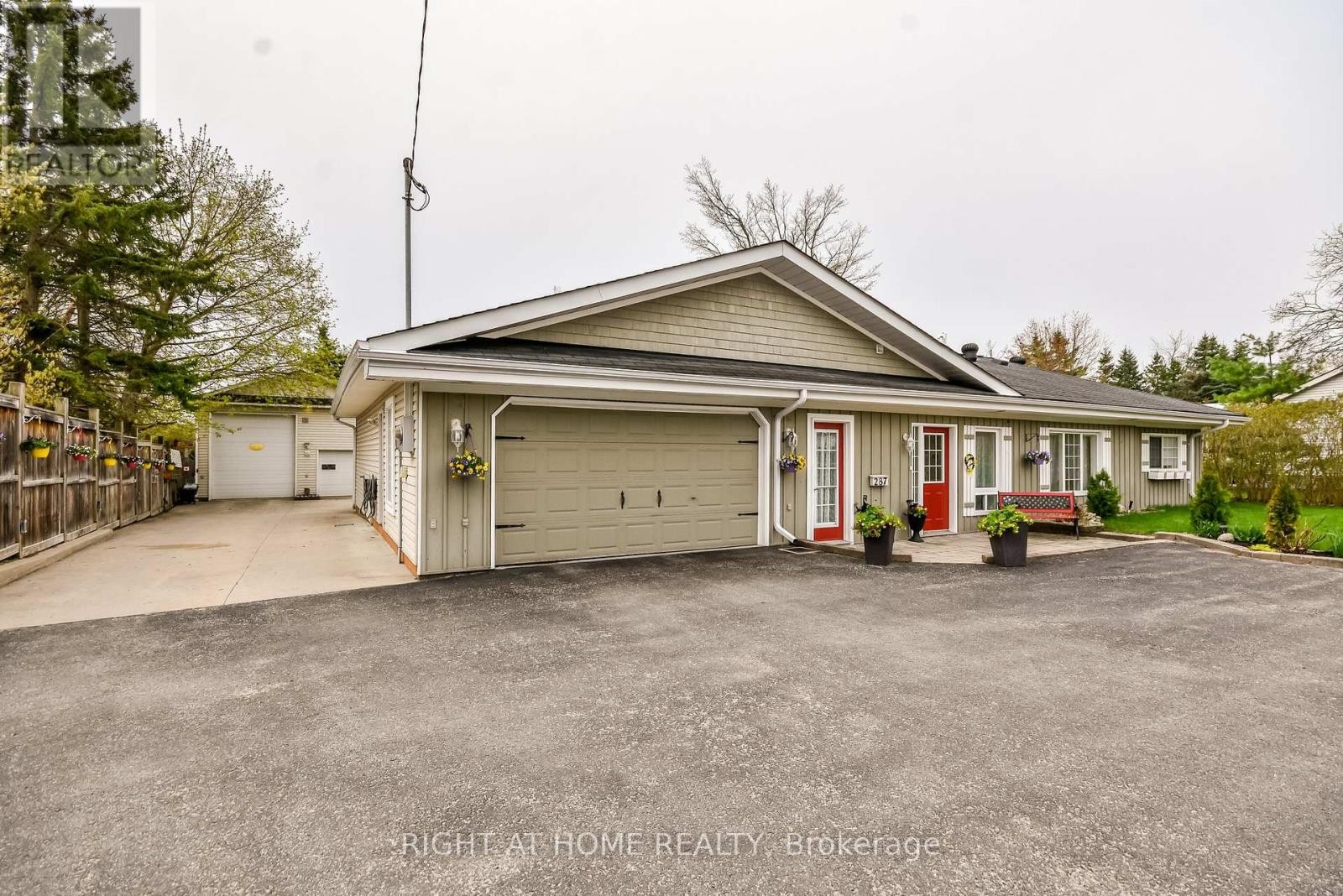 












287 EDGEHILL DRIVE

,
Barrie (Edgehill Drive),




Ontario
L4N9X5

