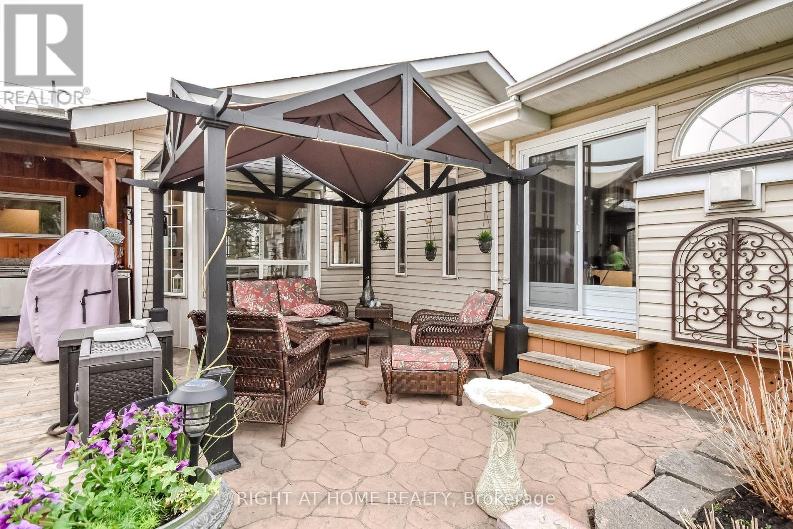 












287 EDGEHILL DRIVE

,
Barrie (Edgehill Drive),




Ontario
L4N9X5

