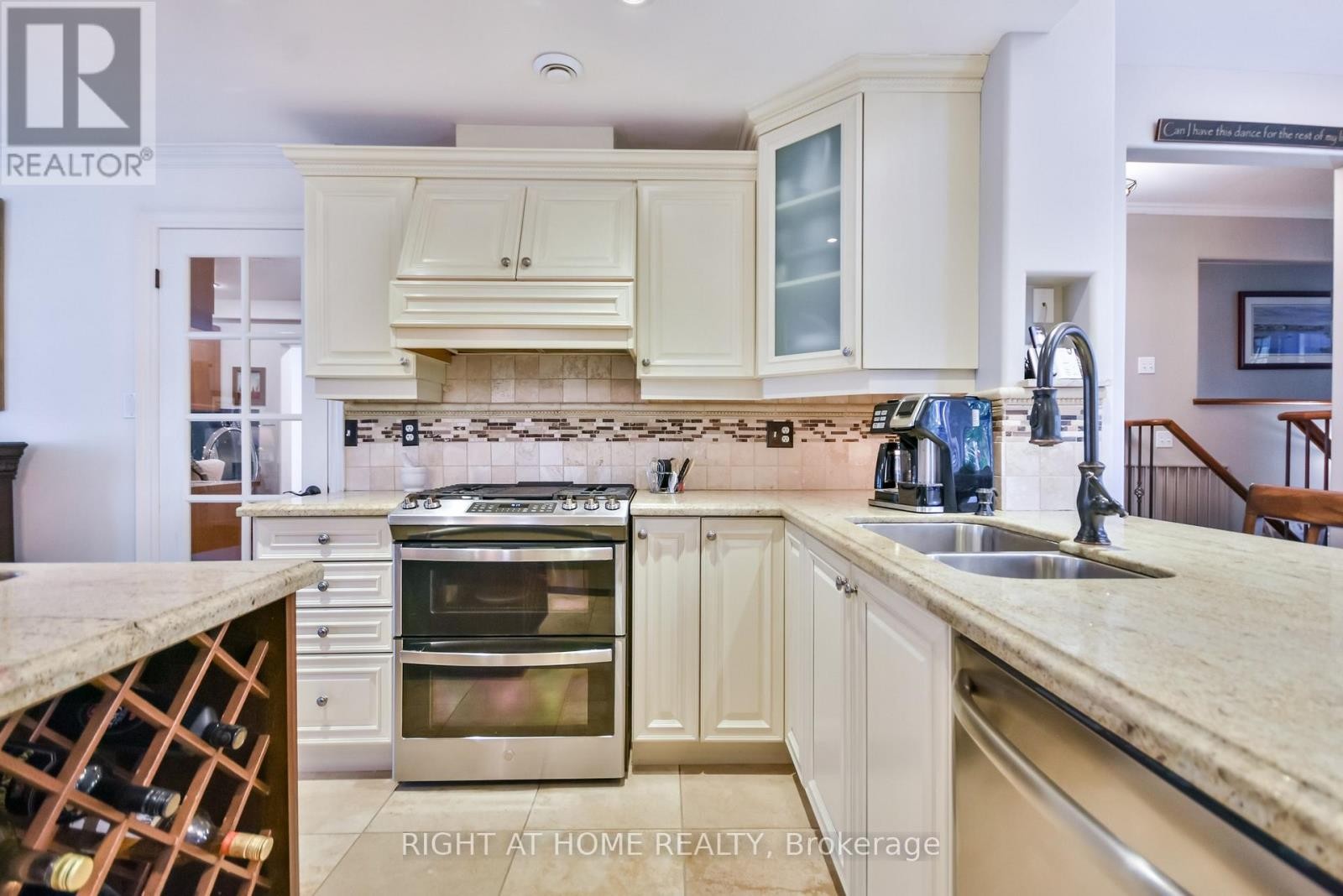












287 EDGEHILL DRIVE

,
Barrie (Edgehill Drive),




Ontario
L4N9X5

