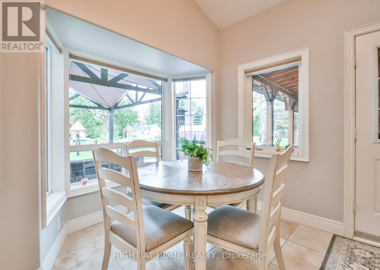 












287 EDGEHILL DRIVE

,
Barrie (Edgehill Drive),




Ontario
L4N9X5

