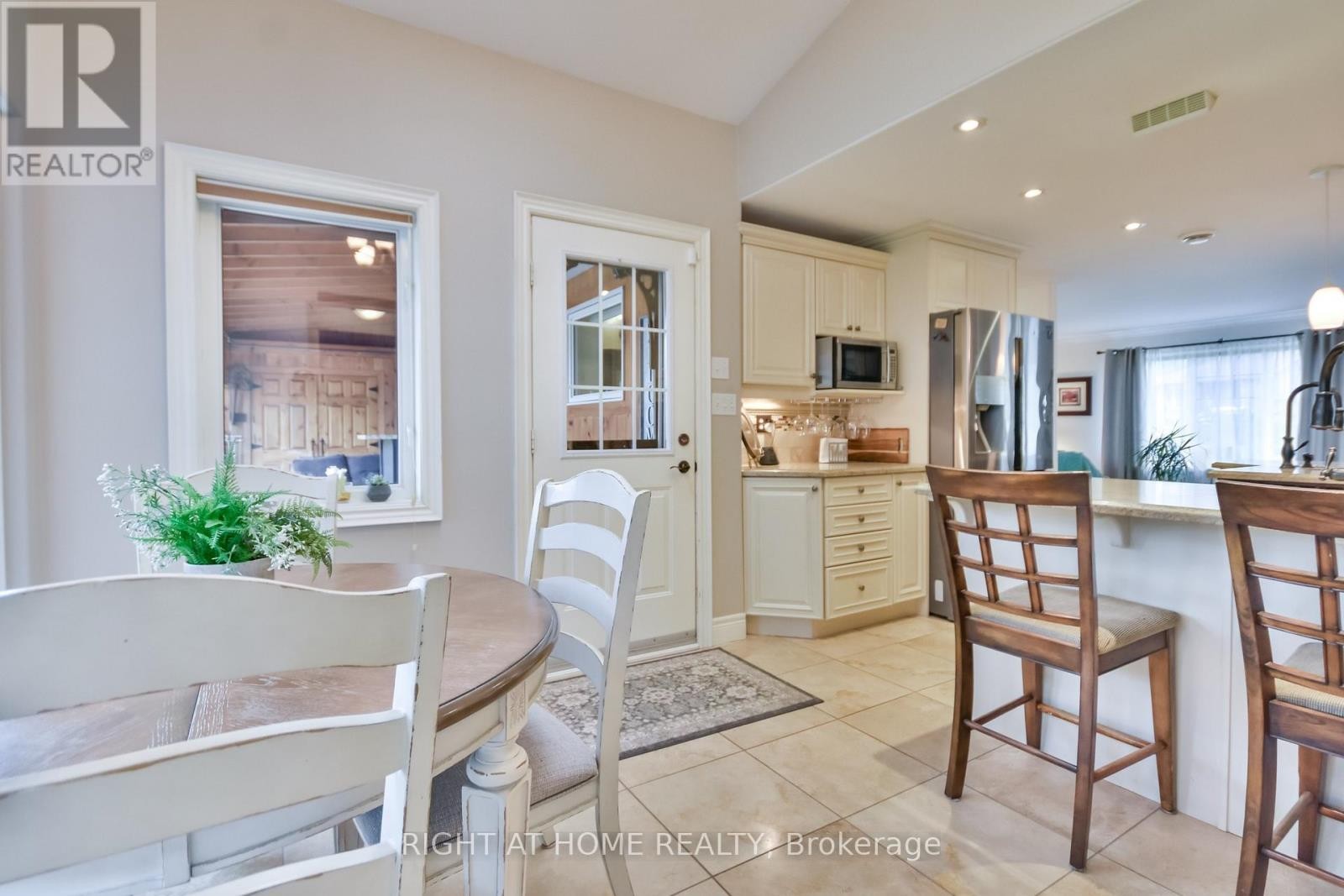 












287 EDGEHILL DRIVE

,
Barrie (Edgehill Drive),




Ontario
L4N9X5

