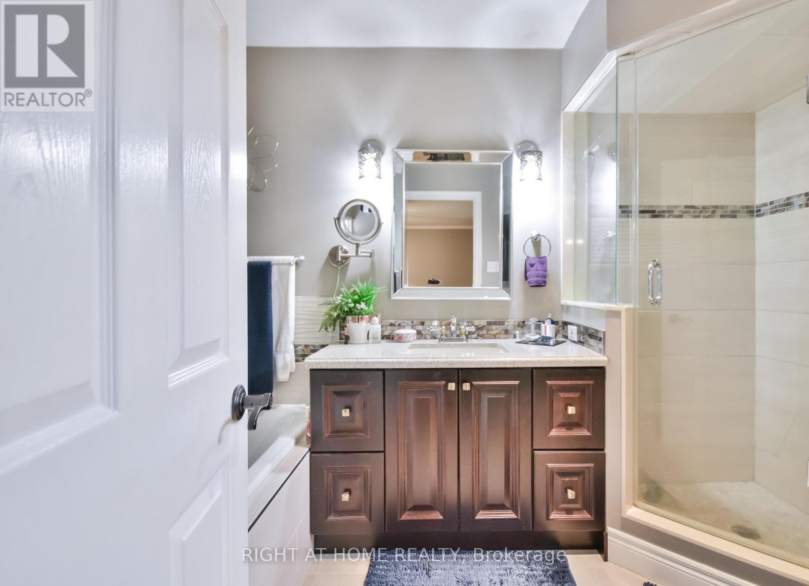 












287 EDGEHILL DRIVE

,
Barrie (Edgehill Drive),




Ontario
L4N9X5

