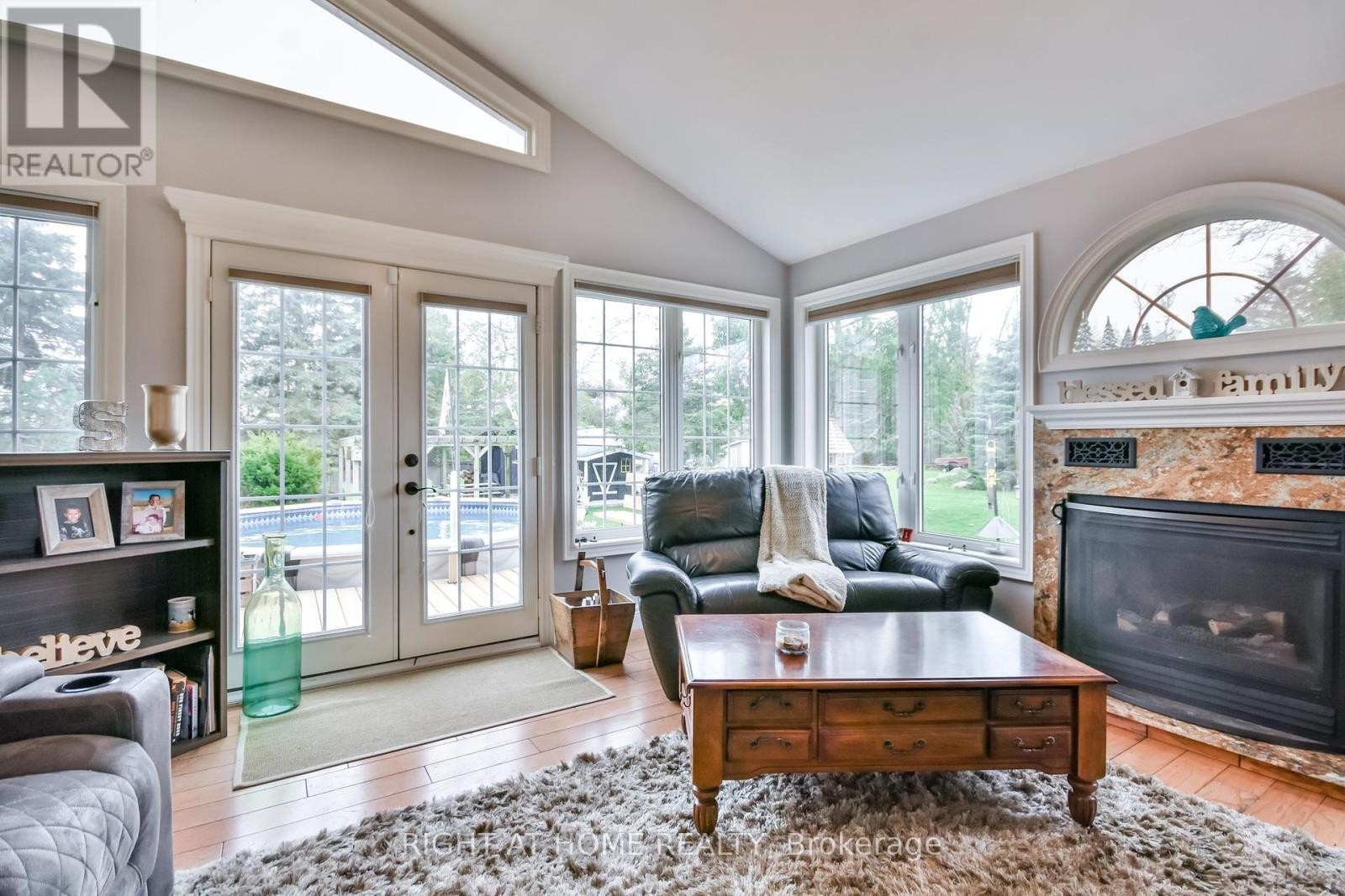 












287 EDGEHILL DRIVE

,
Barrie (Edgehill Drive),




Ontario
L4N9X5

