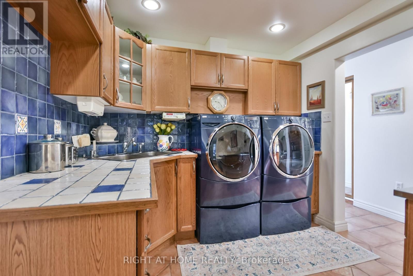 












287 EDGEHILL DRIVE

,
Barrie (Edgehill Drive),




Ontario
L4N9X5

