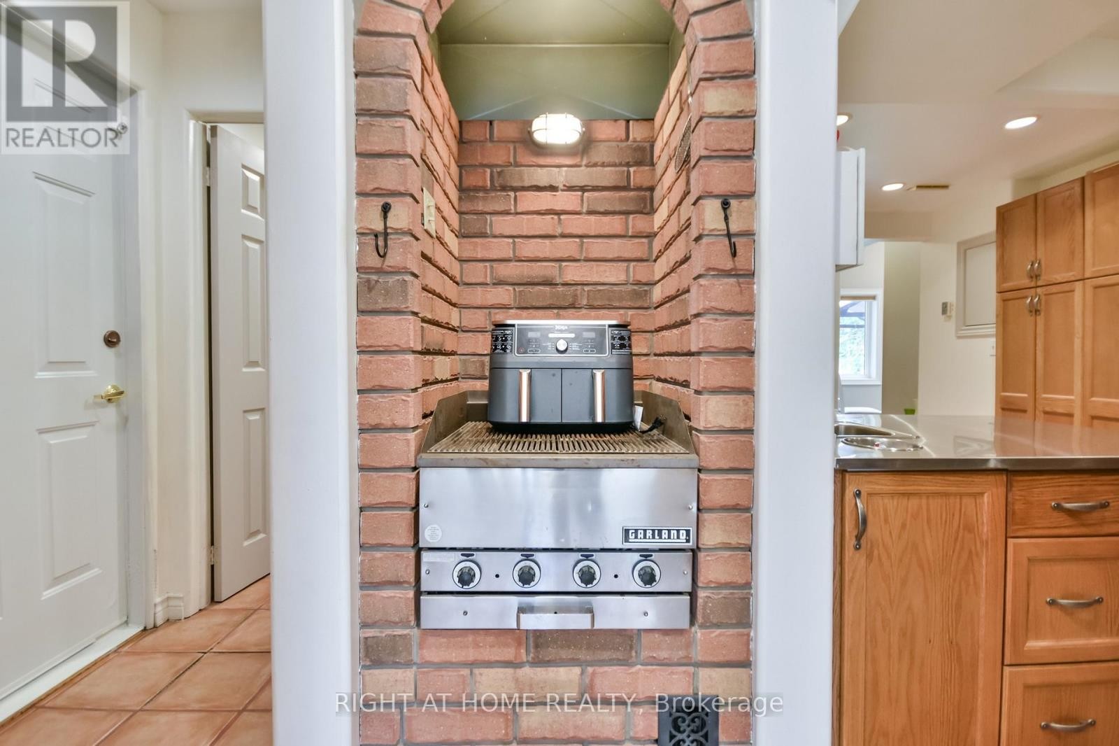 












287 EDGEHILL DRIVE

,
Barrie (Edgehill Drive),




Ontario
L4N9X5

