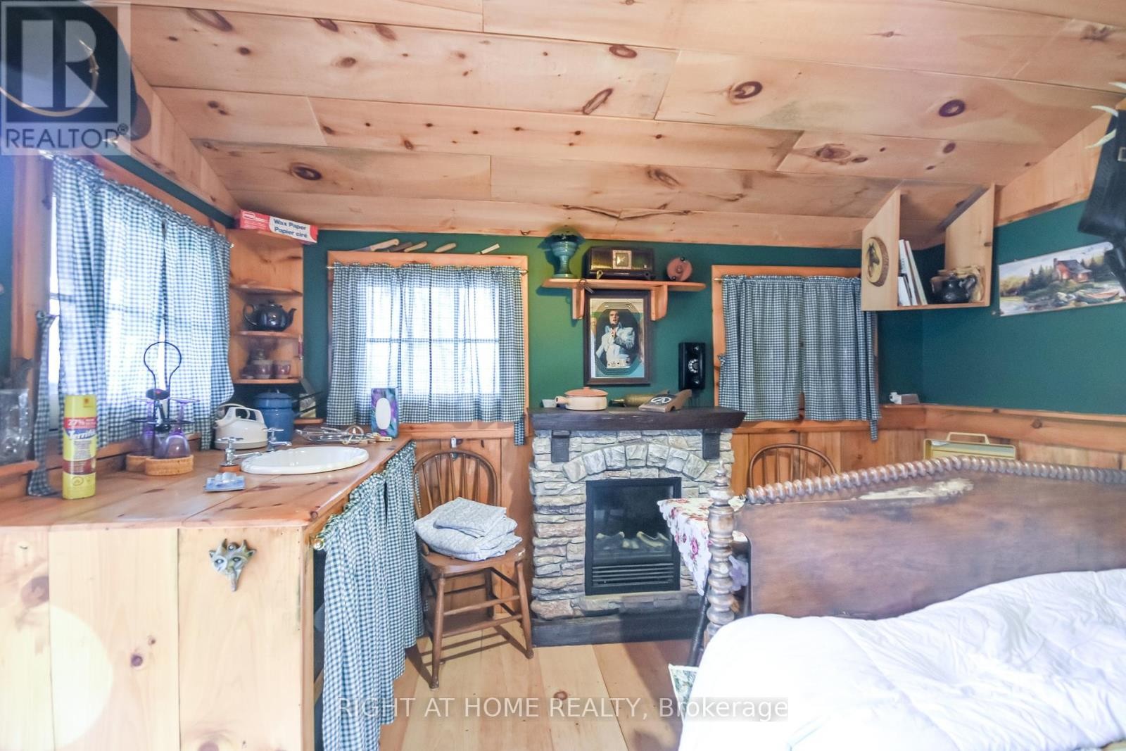












287 EDGEHILL DRIVE

,
Barrie (Edgehill Drive),




Ontario
L4N9X5

