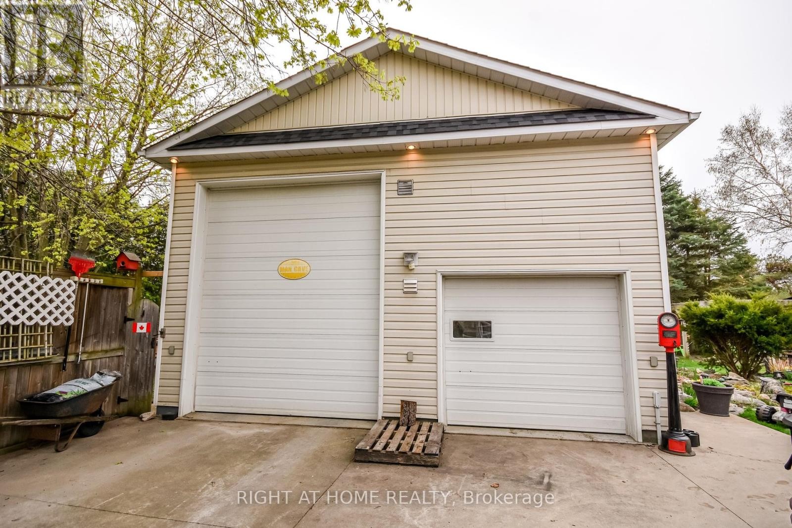 












287 EDGEHILL DRIVE

,
Barrie (Edgehill Drive),




Ontario
L4N9X5

