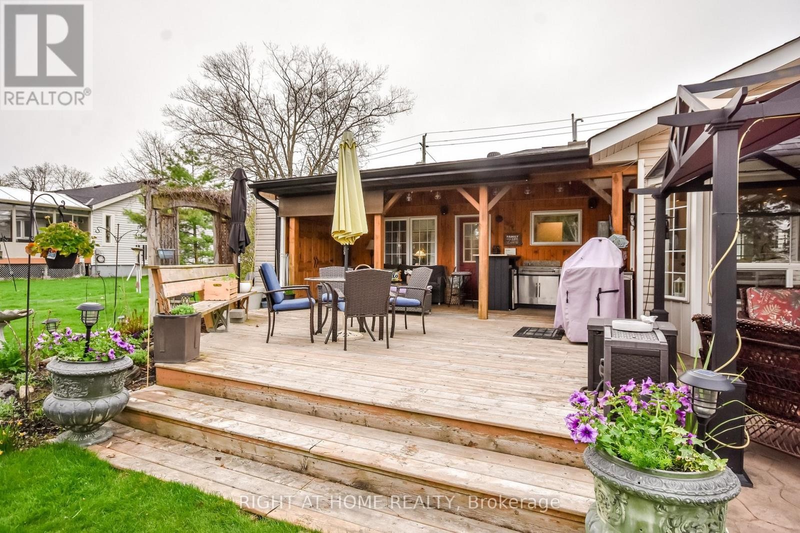 












287 EDGEHILL DRIVE

,
Barrie (Edgehill Drive),




Ontario
L4N9X5

