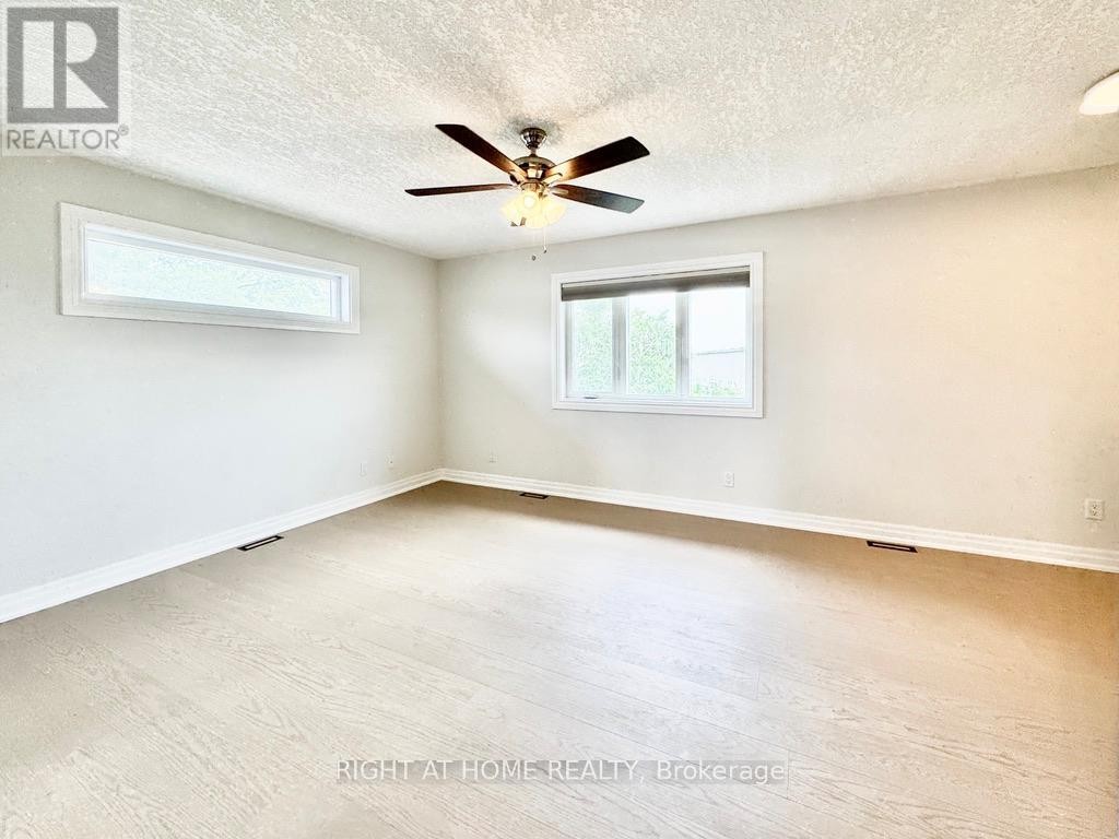 












UPPER - 9 MARGARET DRIVE

,
Barrie (East Bayfield),




Ontario
L4M6Y6

