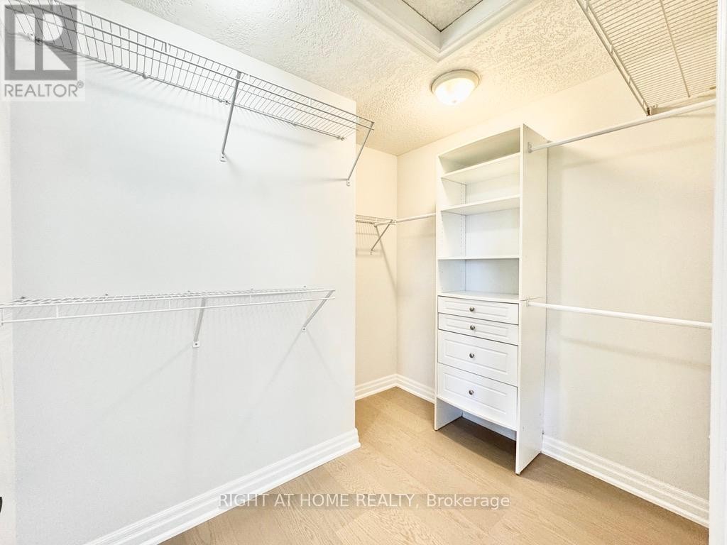 












UPPER - 9 MARGARET DRIVE

,
Barrie (East Bayfield),




Ontario
L4M6Y6

