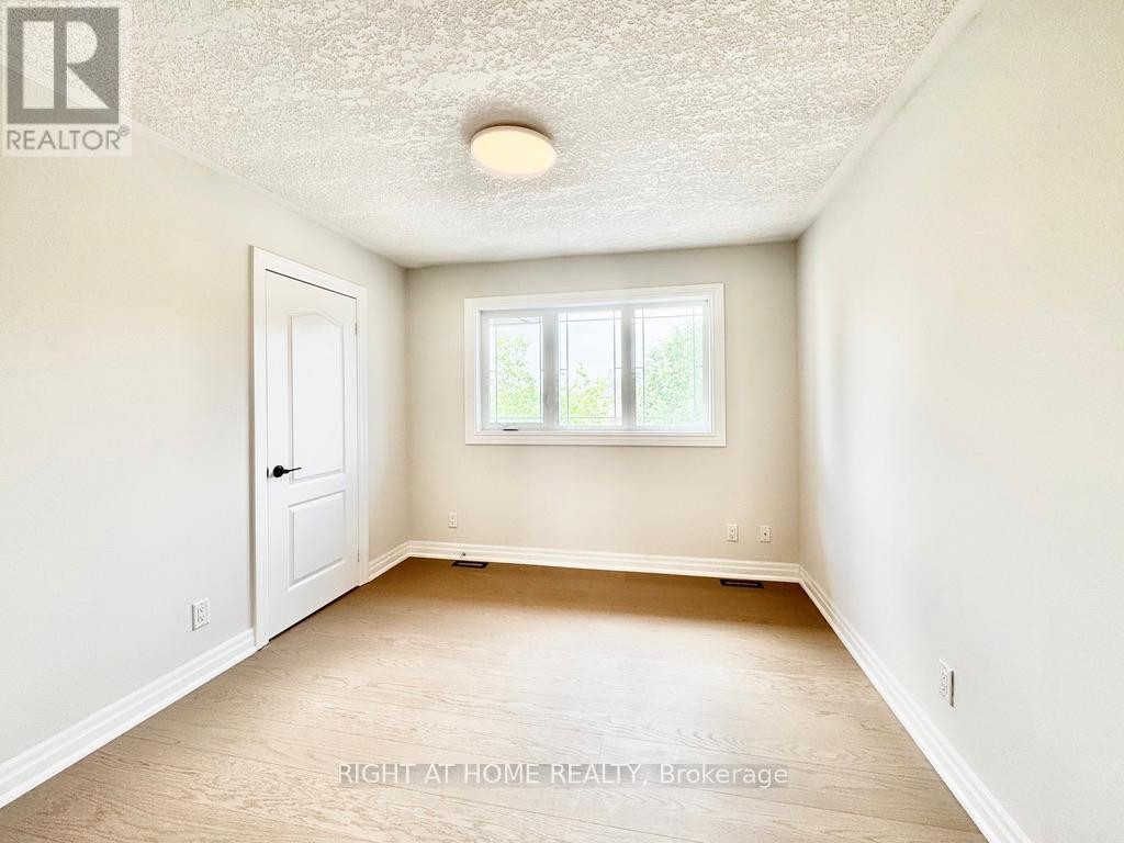 












UPPER - 9 MARGARET DRIVE

,
Barrie (East Bayfield),




Ontario
L4M6Y6


