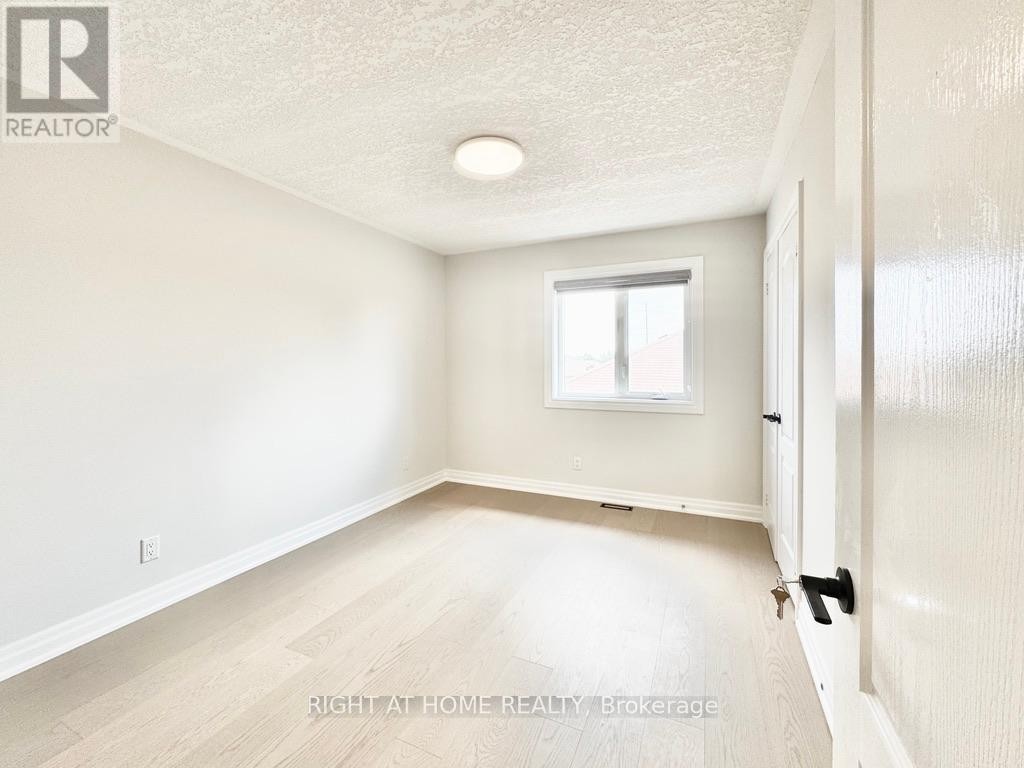 












UPPER - 9 MARGARET DRIVE

,
Barrie (East Bayfield),




Ontario
L4M6Y6

