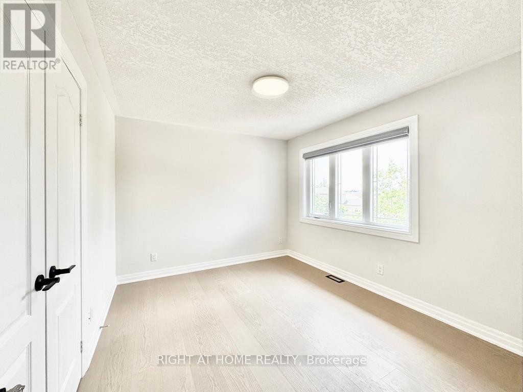 












UPPER - 9 MARGARET DRIVE

,
Barrie (East Bayfield),




Ontario
L4M6Y6

