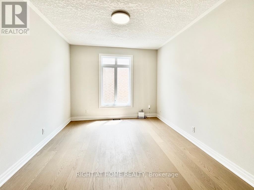 












UPPER - 9 MARGARET DRIVE

,
Barrie (East Bayfield),




Ontario
L4M6Y6

