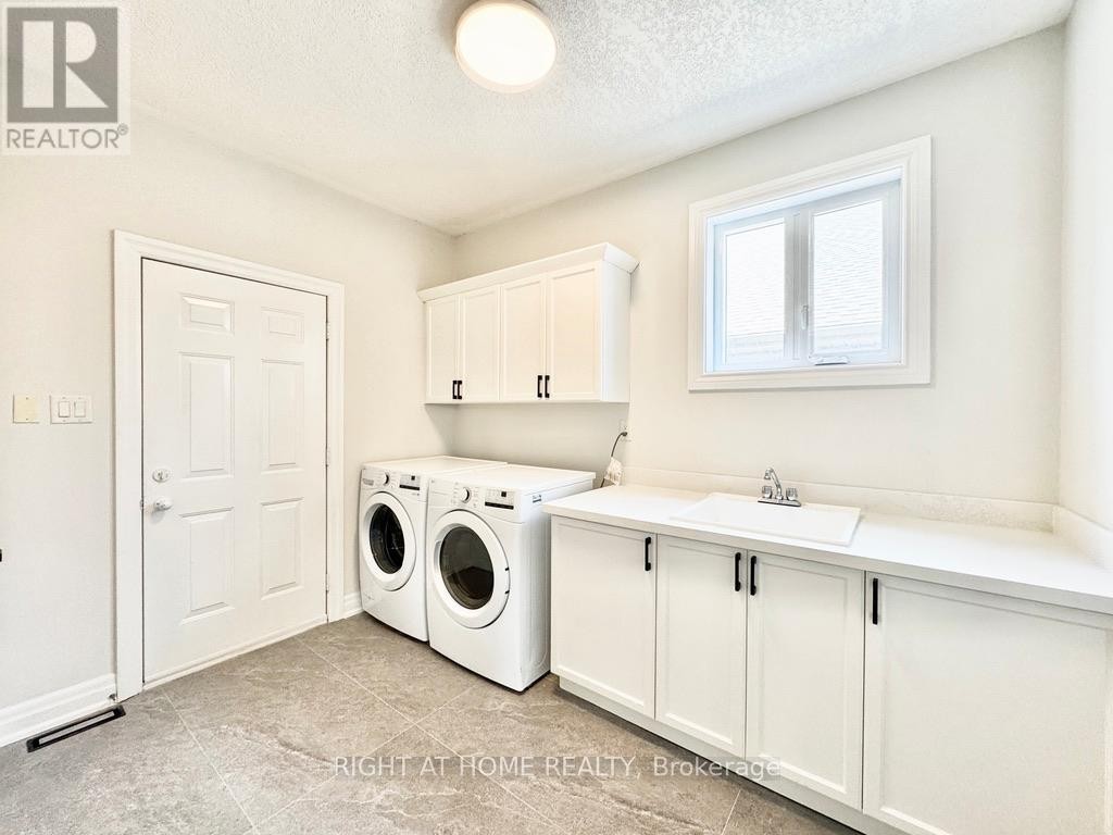 












UPPER - 9 MARGARET DRIVE

,
Barrie (East Bayfield),




Ontario
L4M6Y6

