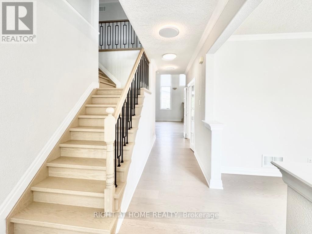 












UPPER - 9 MARGARET DRIVE

,
Barrie (East Bayfield),




Ontario
L4M6Y6

