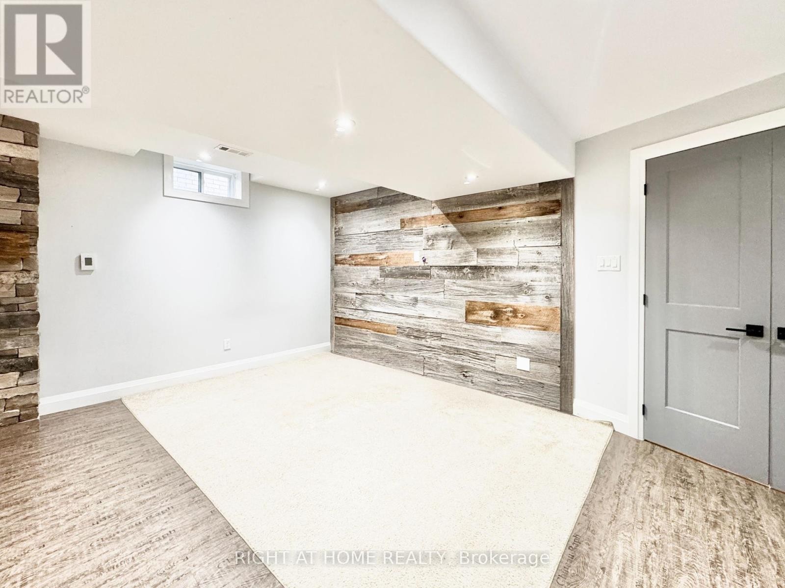 












LOWER - 20 PRINCE OF WALES DRIVE

,
Barrie (Innis-Shore),




Ontario
L4N0T5

