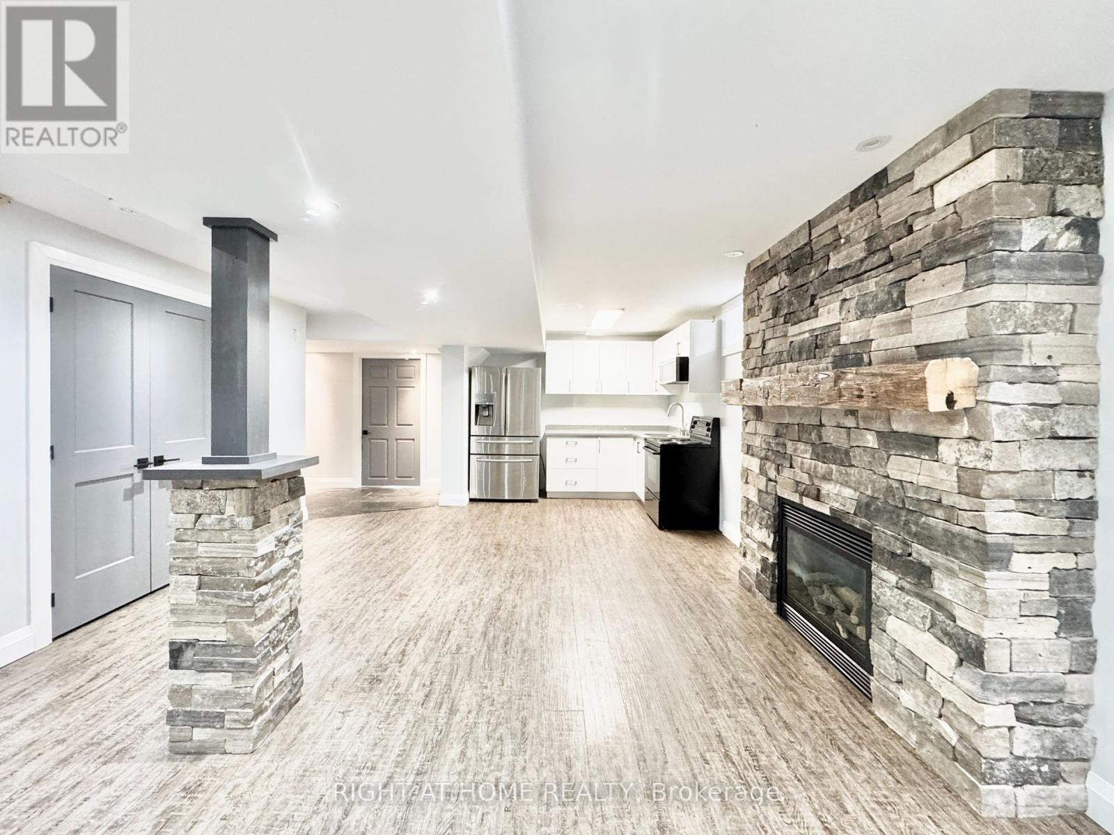 












LOWER - 20 PRINCE OF WALES DRIVE

,
Barrie (Innis-Shore),




Ontario
L4N0T5

