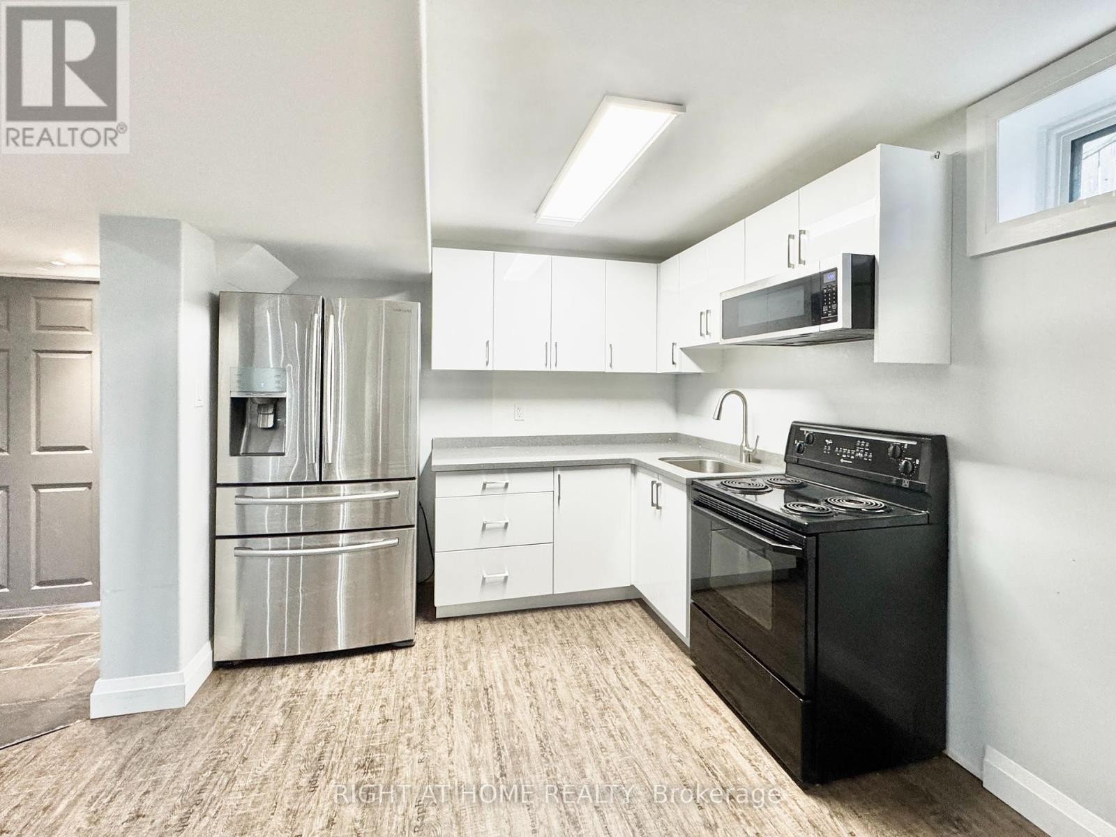 












LOWER - 20 PRINCE OF WALES DRIVE

,
Barrie (Innis-Shore),




Ontario
L4N0T5

