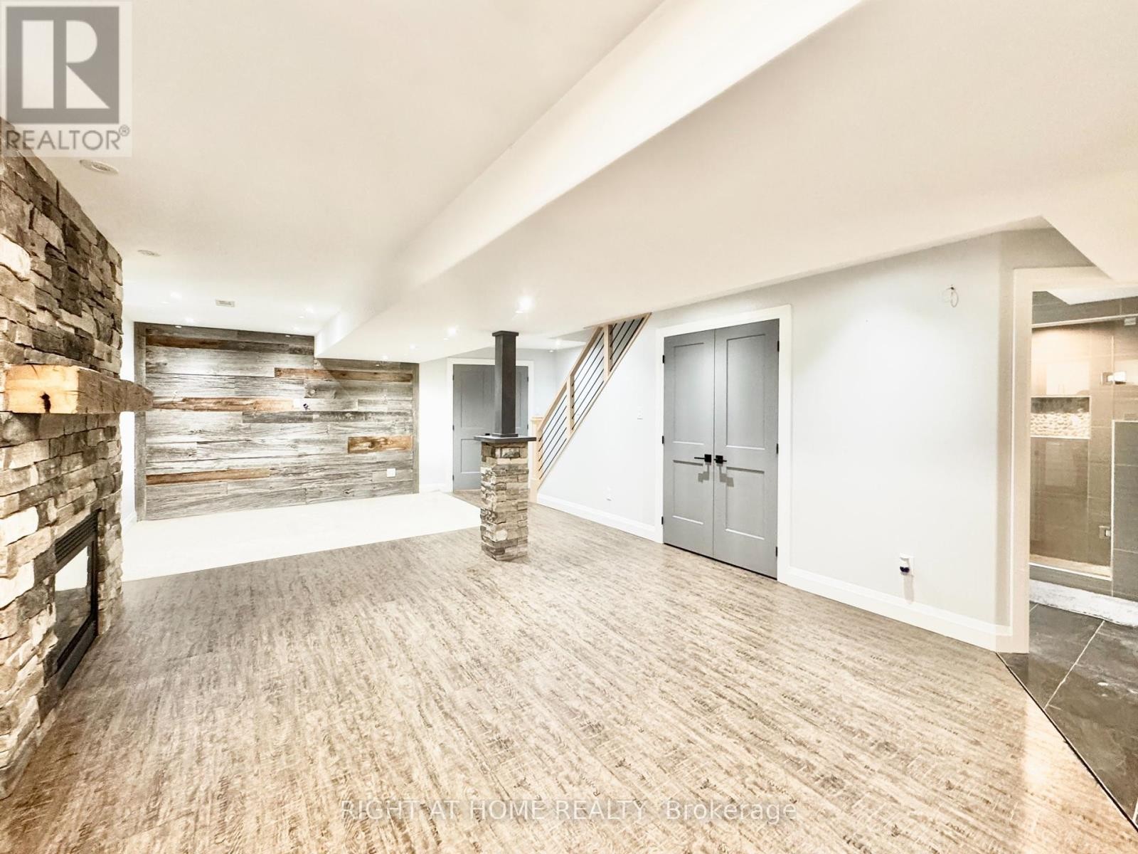 












LOWER - 20 PRINCE OF WALES DRIVE

,
Barrie (Innis-Shore),




Ontario
L4N0T5

