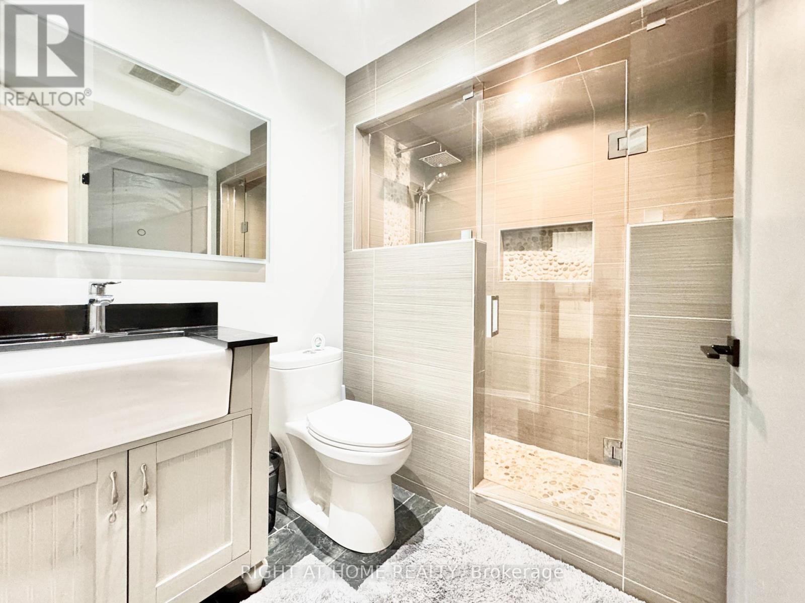 












LOWER - 20 PRINCE OF WALES DRIVE

,
Barrie (Innis-Shore),




Ontario
L4N0T5

