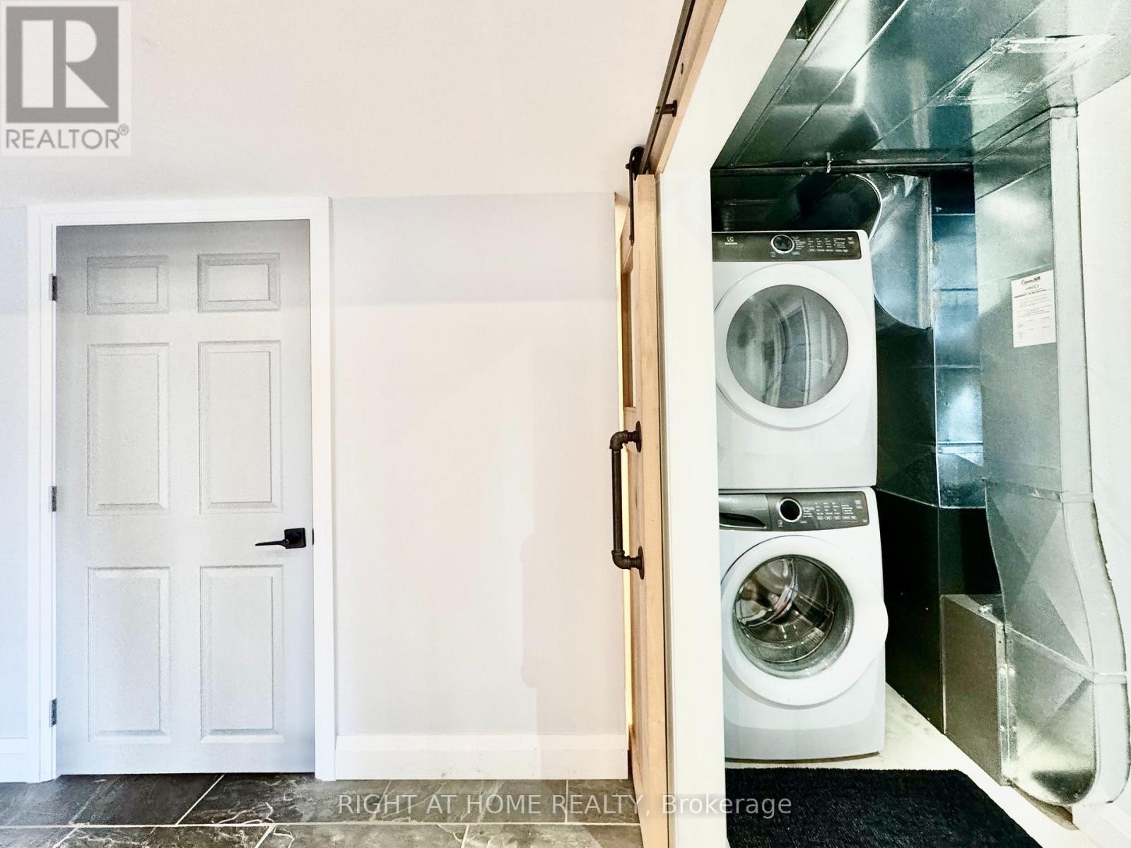 












LOWER - 20 PRINCE OF WALES DRIVE

,
Barrie (Innis-Shore),




Ontario
L4N0T5

