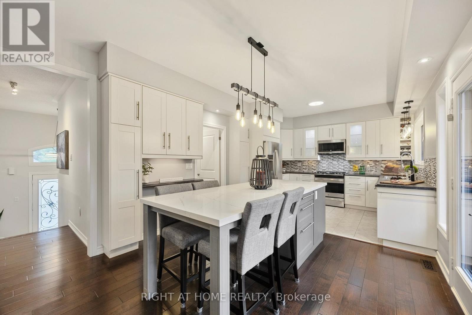












20 DIAMOND VALLEY DRIVE

,
Oro-Medonte (Sugarbush),




Ontario
L0L2E0

