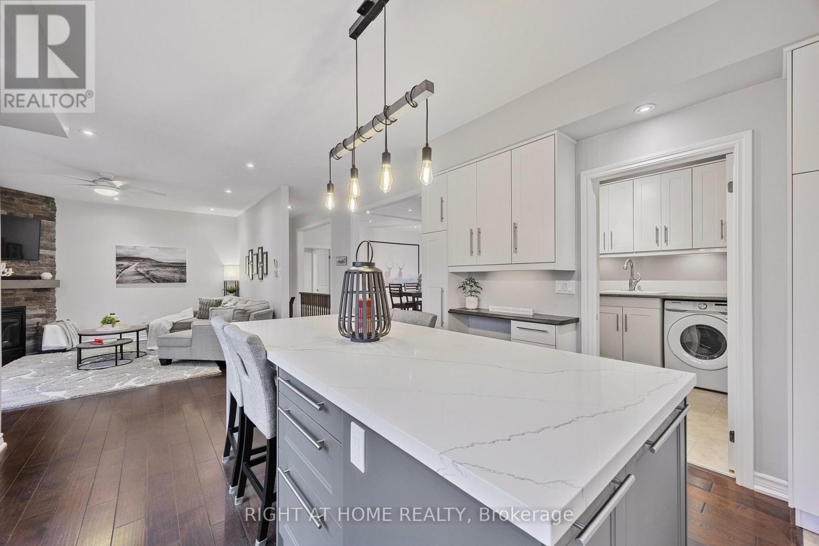 












20 DIAMOND VALLEY DRIVE

,
Oro-Medonte (Sugarbush),




Ontario
L0L2E0

