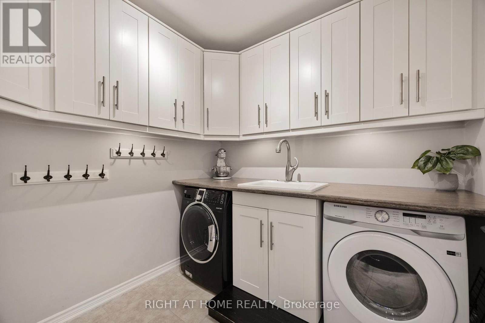 












20 DIAMOND VALLEY DRIVE

,
Oro-Medonte (Sugarbush),




Ontario
L0L2E0

