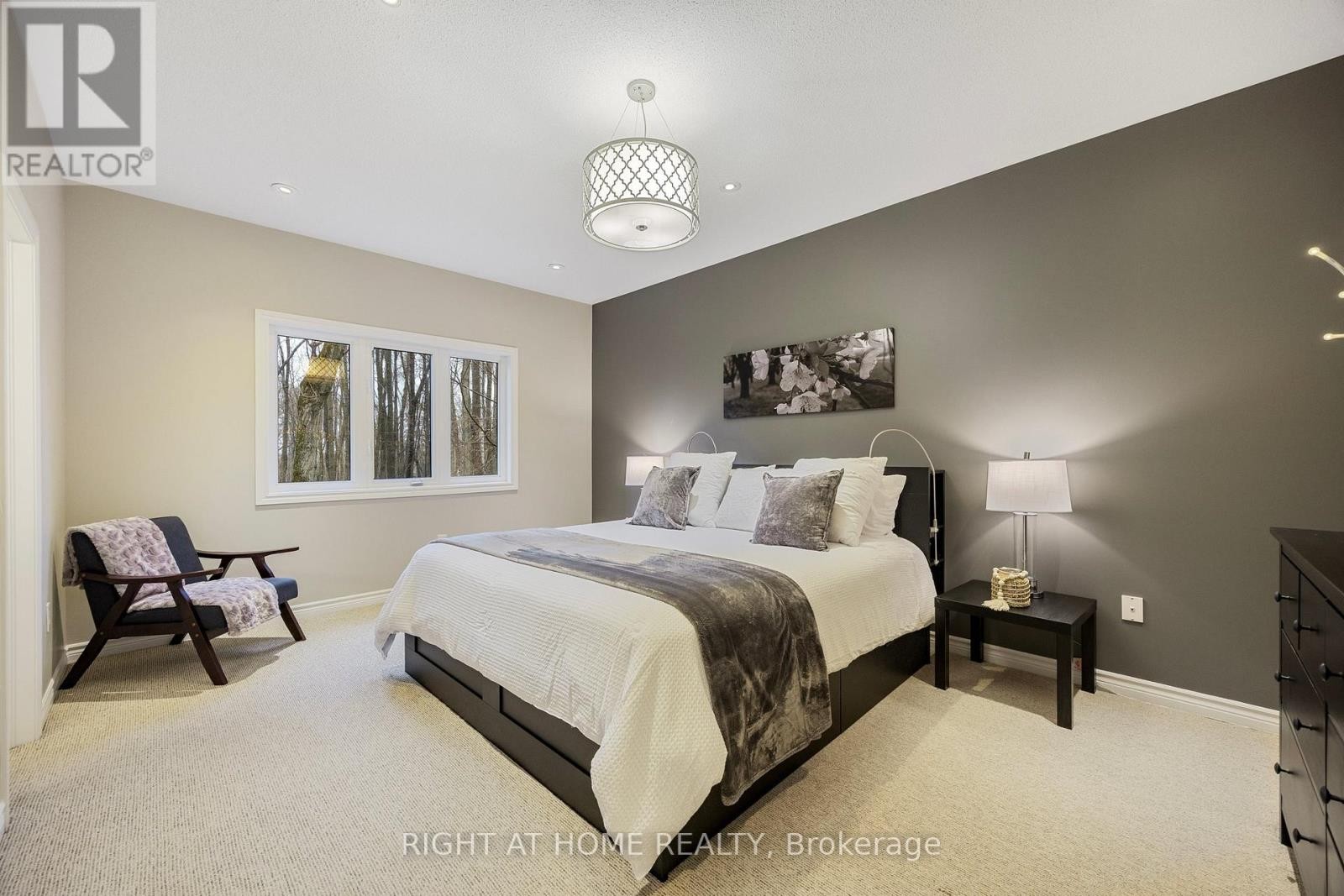 












20 DIAMOND VALLEY DRIVE

,
Oro-Medonte (Sugarbush),




Ontario
L0L2E0

