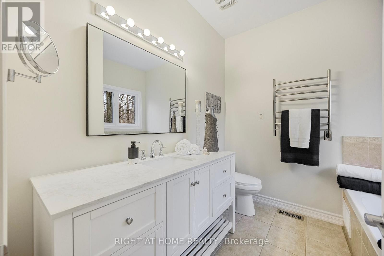 












20 DIAMOND VALLEY DRIVE

,
Oro-Medonte (Sugarbush),




Ontario
L0L2E0

