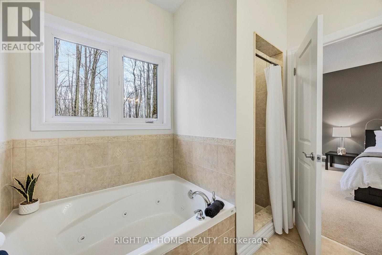 












20 DIAMOND VALLEY DRIVE

,
Oro-Medonte (Sugarbush),




Ontario
L0L2E0

