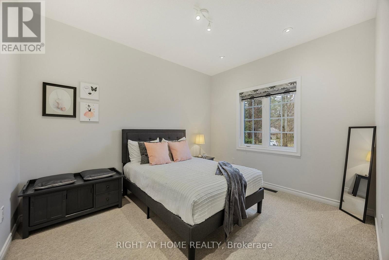 












20 DIAMOND VALLEY DRIVE

,
Oro-Medonte (Sugarbush),




Ontario
L0L2E0

