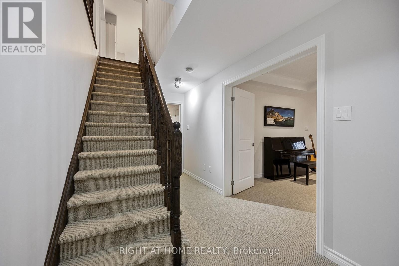 












20 DIAMOND VALLEY DRIVE

,
Oro-Medonte (Sugarbush),




Ontario
L0L2E0

