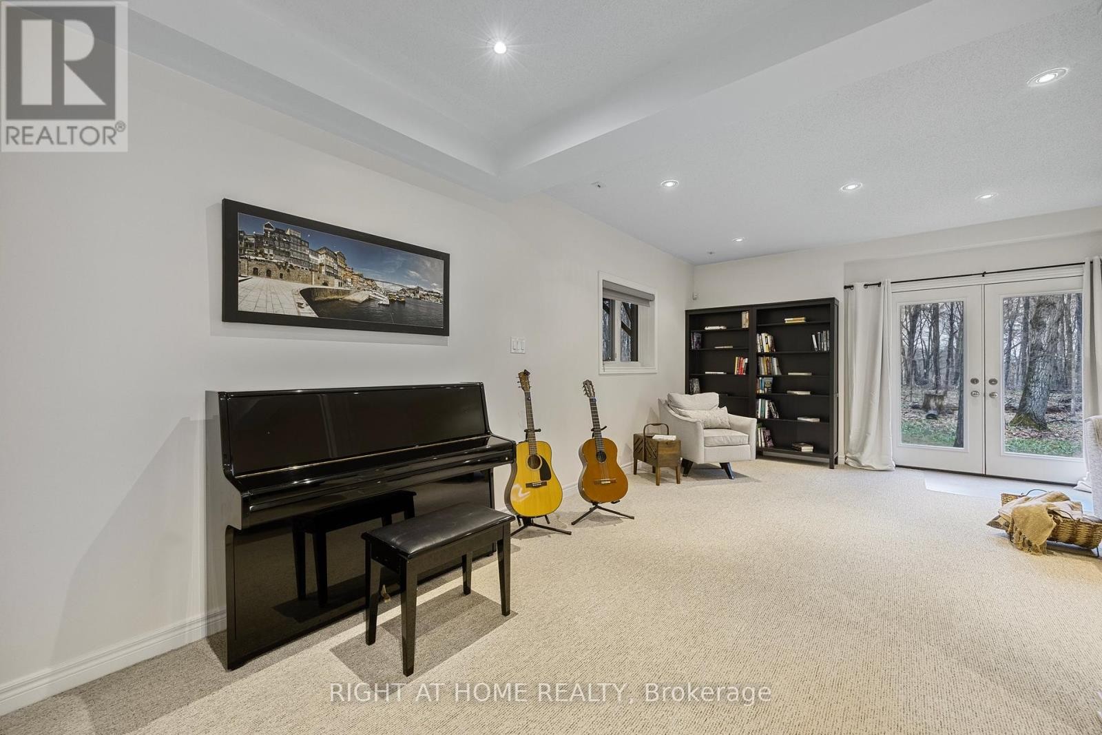 












20 DIAMOND VALLEY DRIVE

,
Oro-Medonte (Sugarbush),




Ontario
L0L2E0

