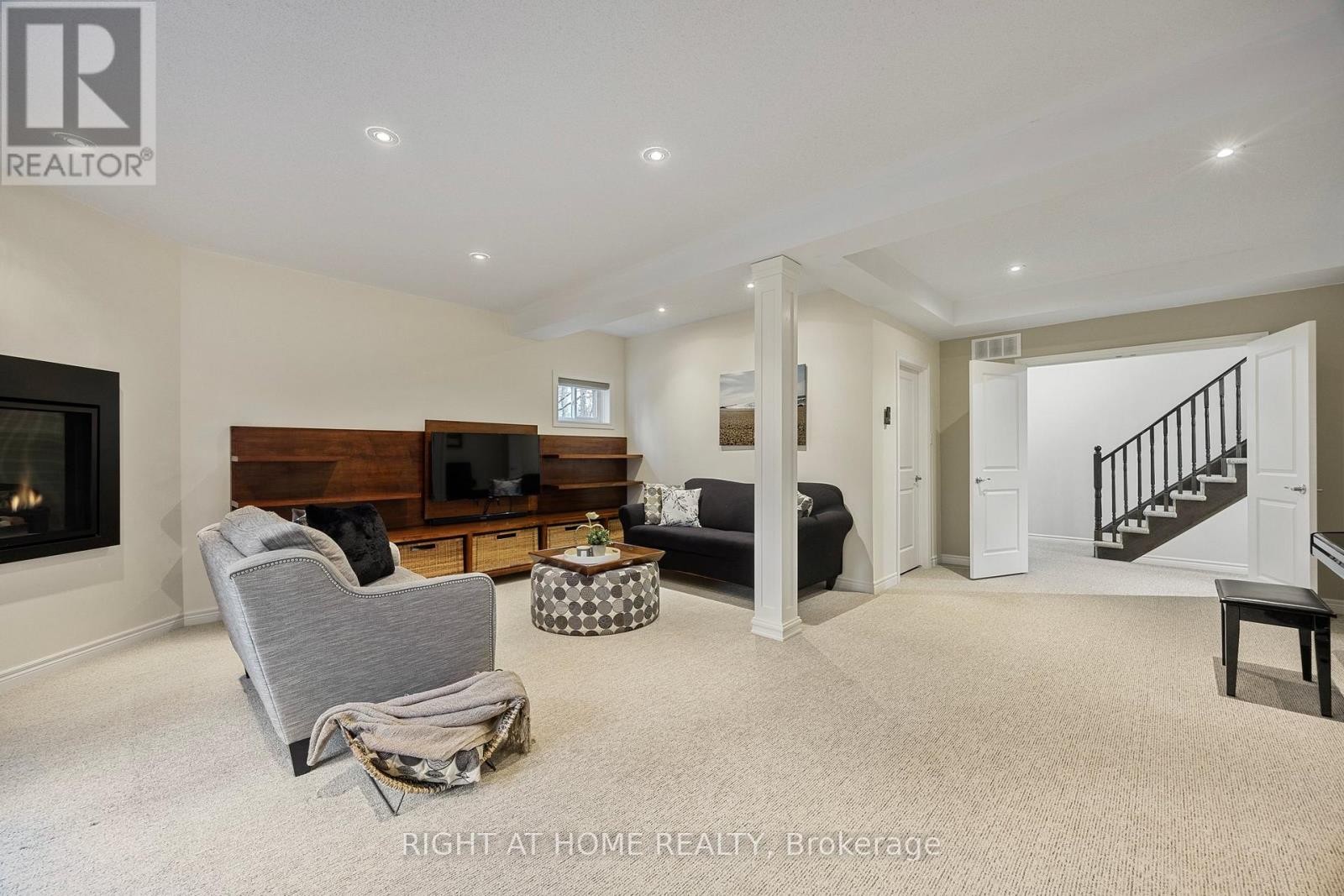 












20 DIAMOND VALLEY DRIVE

,
Oro-Medonte (Sugarbush),




Ontario
L0L2E0

