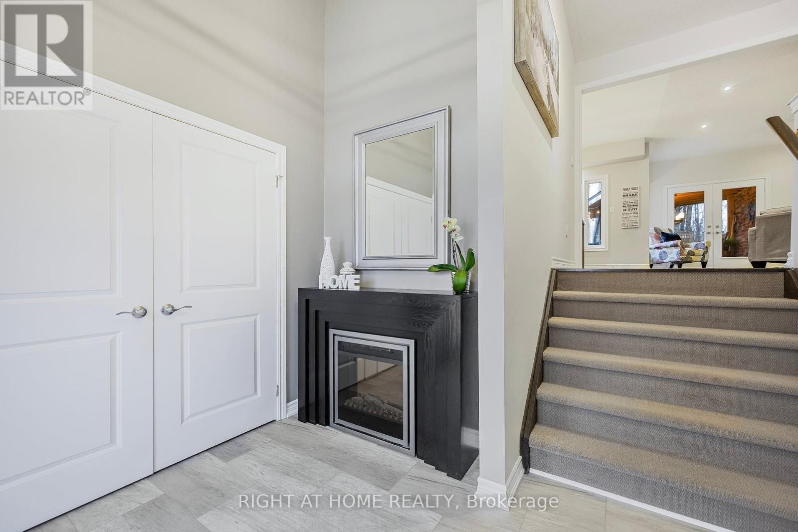 












20 DIAMOND VALLEY DRIVE

,
Oro-Medonte (Sugarbush),




Ontario
L0L2E0


