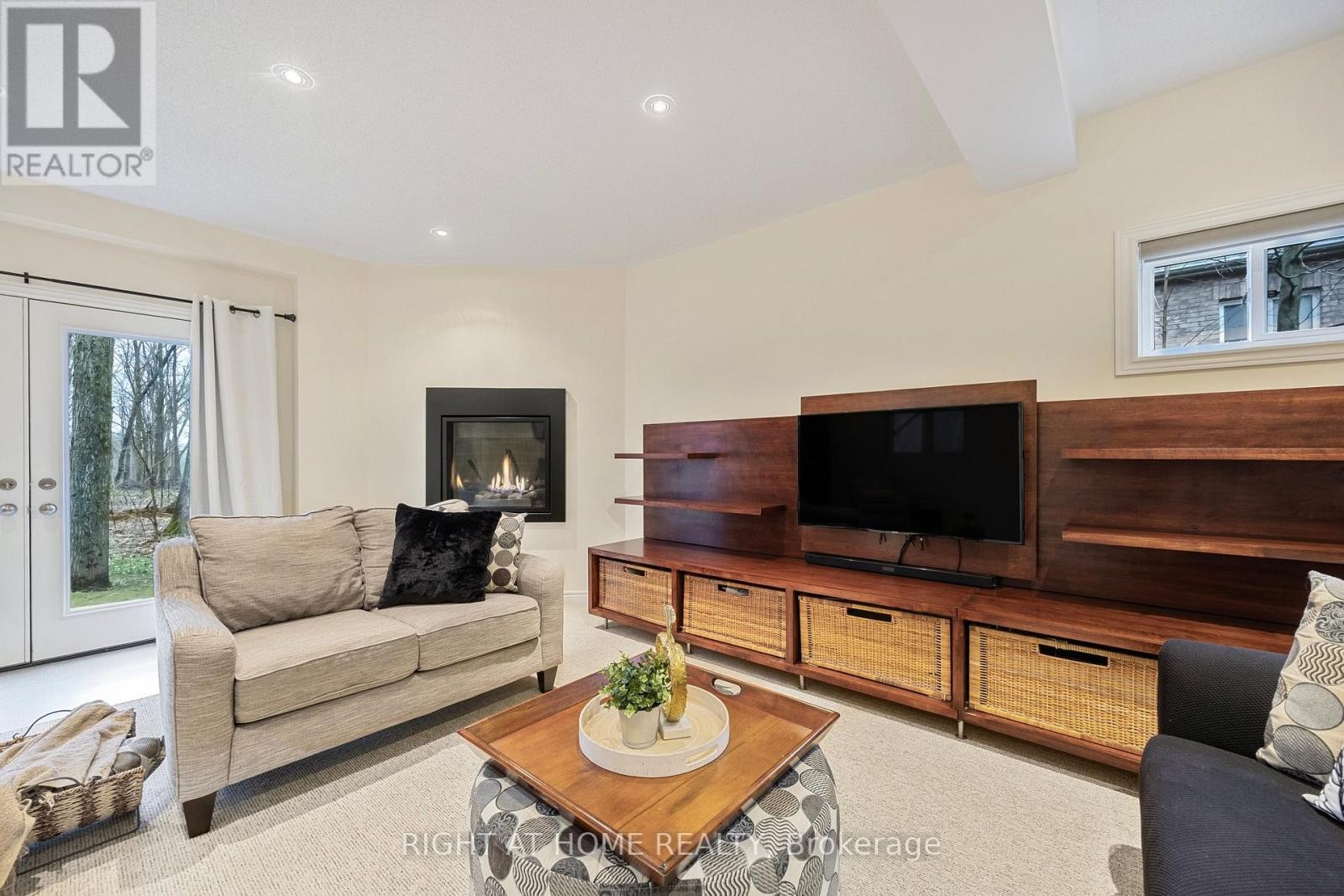 












20 DIAMOND VALLEY DRIVE

,
Oro-Medonte (Sugarbush),




Ontario
L0L2E0

