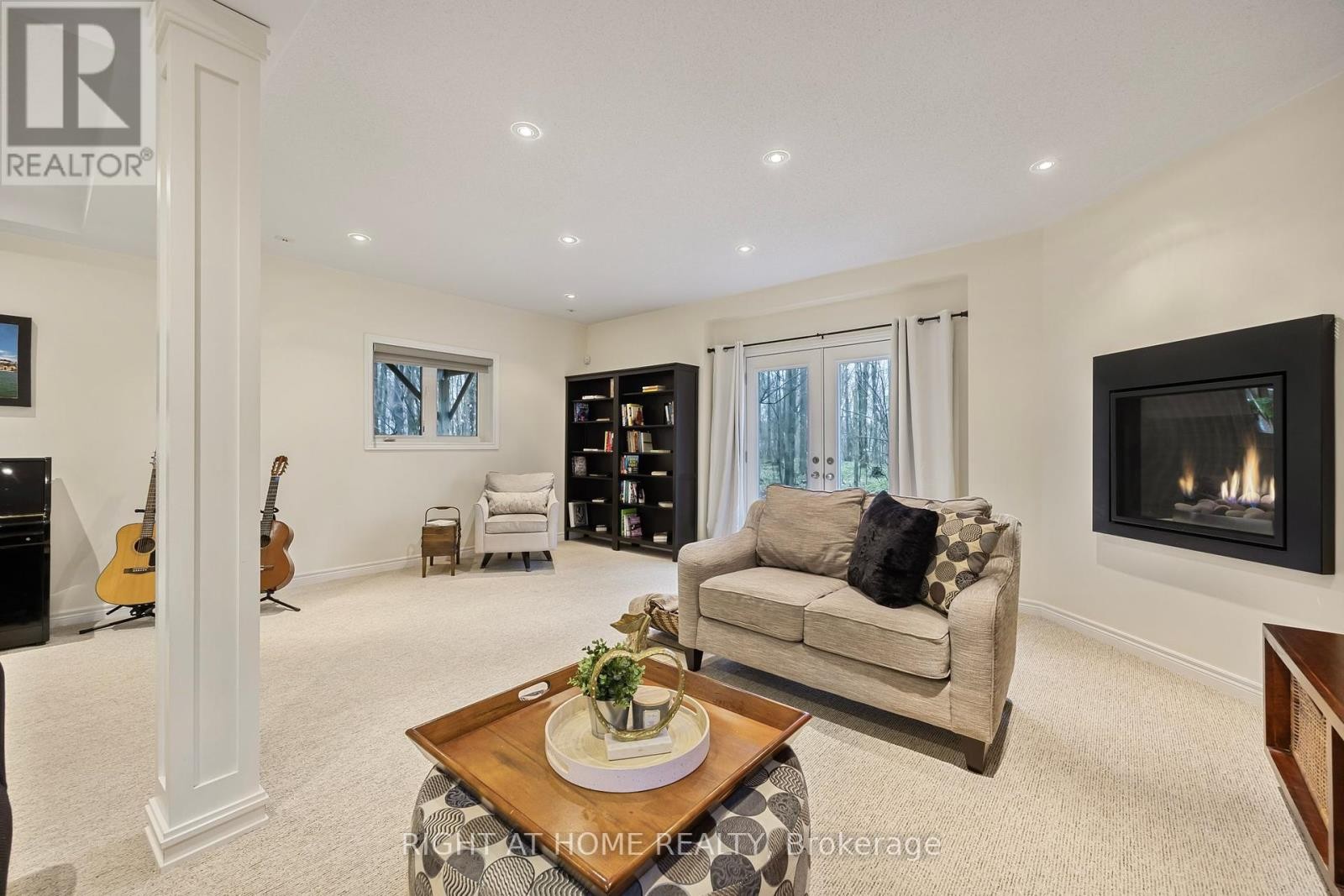 












20 DIAMOND VALLEY DRIVE

,
Oro-Medonte (Sugarbush),




Ontario
L0L2E0

