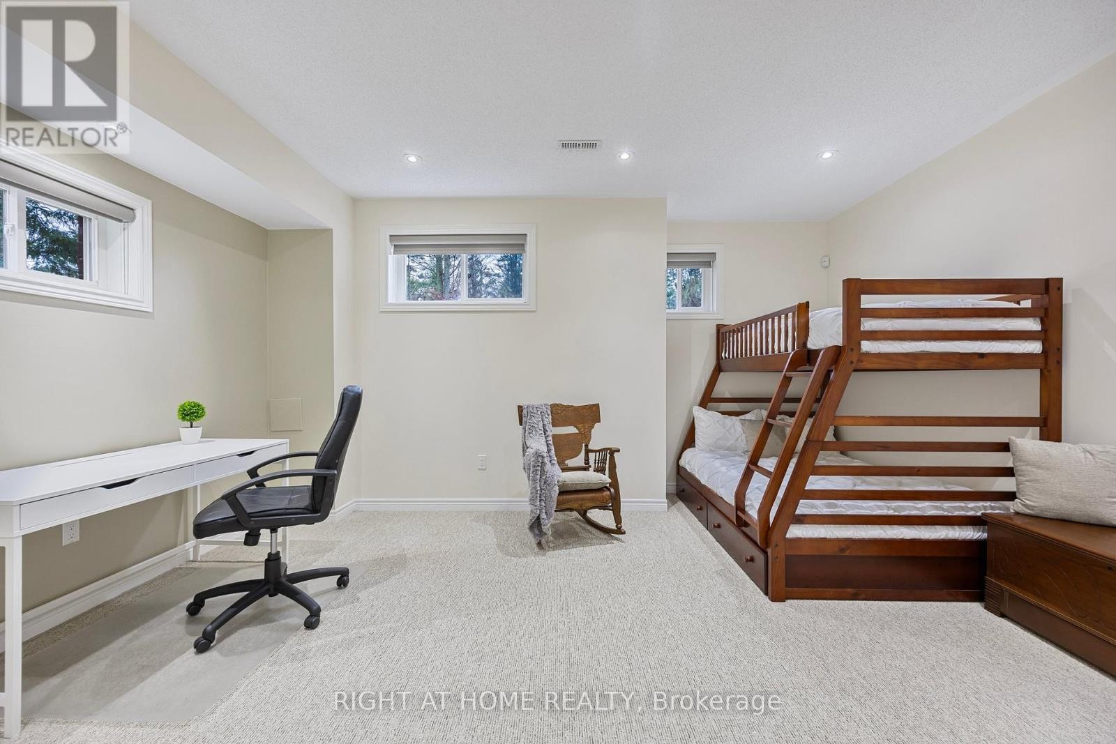












20 DIAMOND VALLEY DRIVE

,
Oro-Medonte (Sugarbush),




Ontario
L0L2E0

