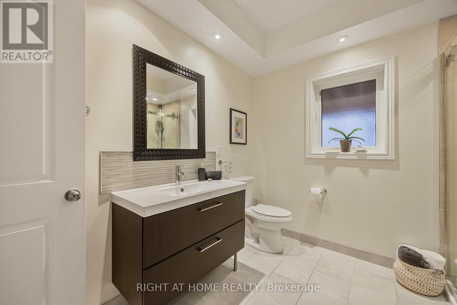 












20 DIAMOND VALLEY DRIVE

,
Oro-Medonte (Sugarbush),




Ontario
L0L2E0

