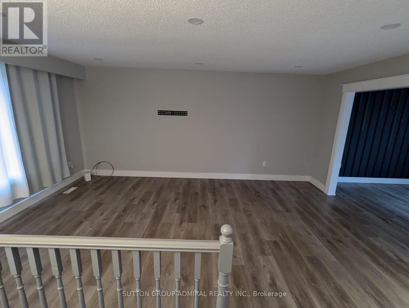 












29 EILEEN DRIVE

,
Barrie (Allandale Heights),




Ontario
L4N4M5

