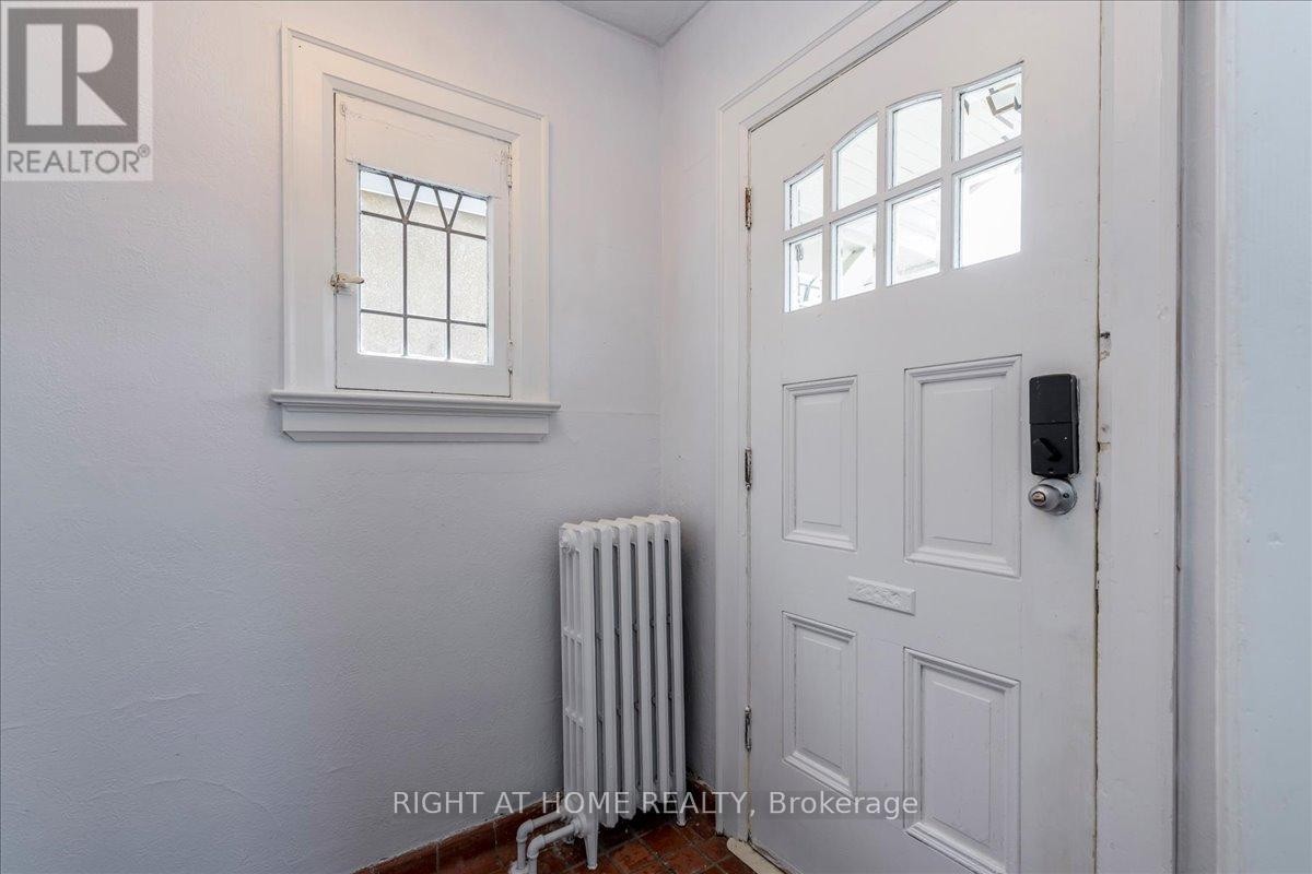 












12 ROSS STREET

,
Barrie (City Centre),




Ontario
L4N1E7

