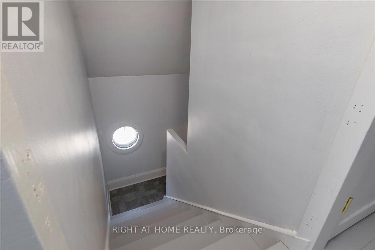 












12 ROSS STREET

,
Barrie (City Centre),




Ontario
L4N1E7

