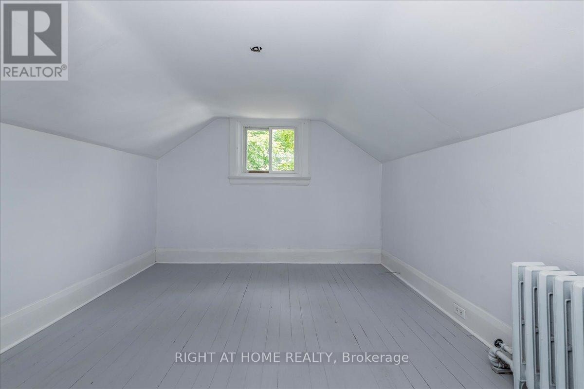 












12 ROSS STREET

,
Barrie (City Centre),




Ontario
L4N1E7

