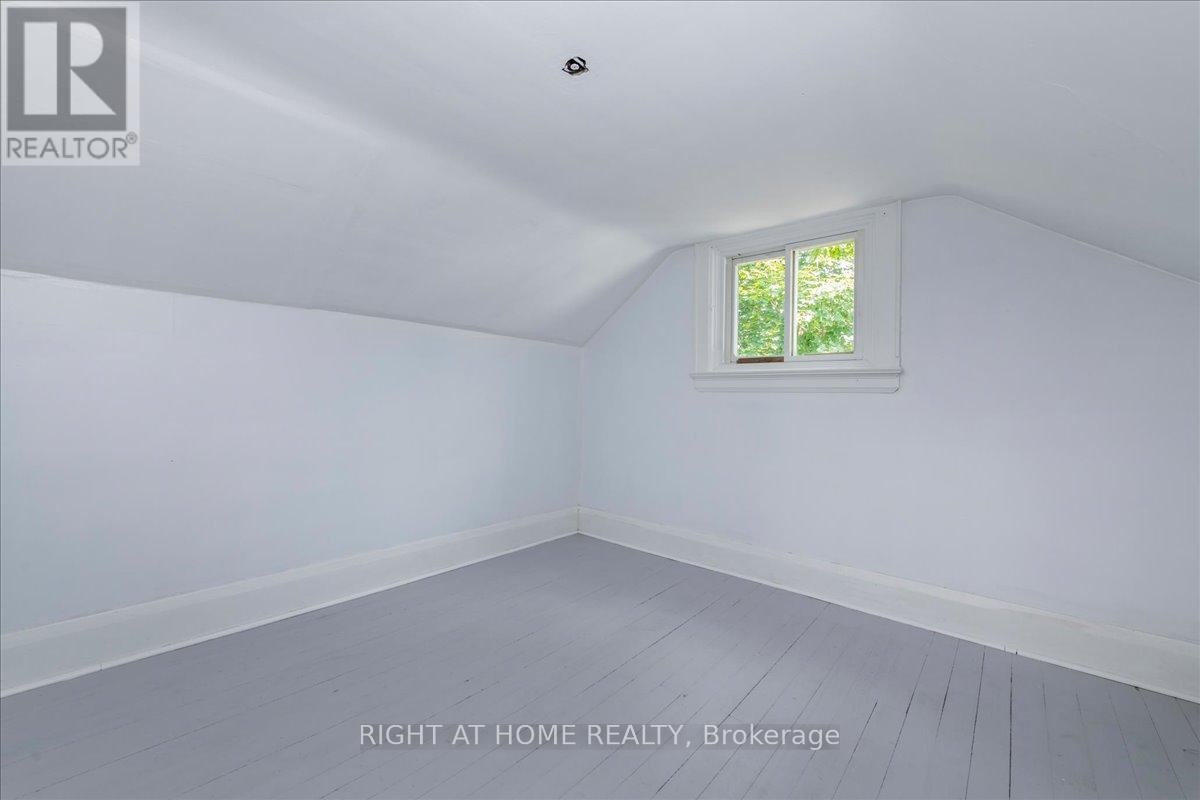 












12 ROSS STREET

,
Barrie (City Centre),




Ontario
L4N1E7

