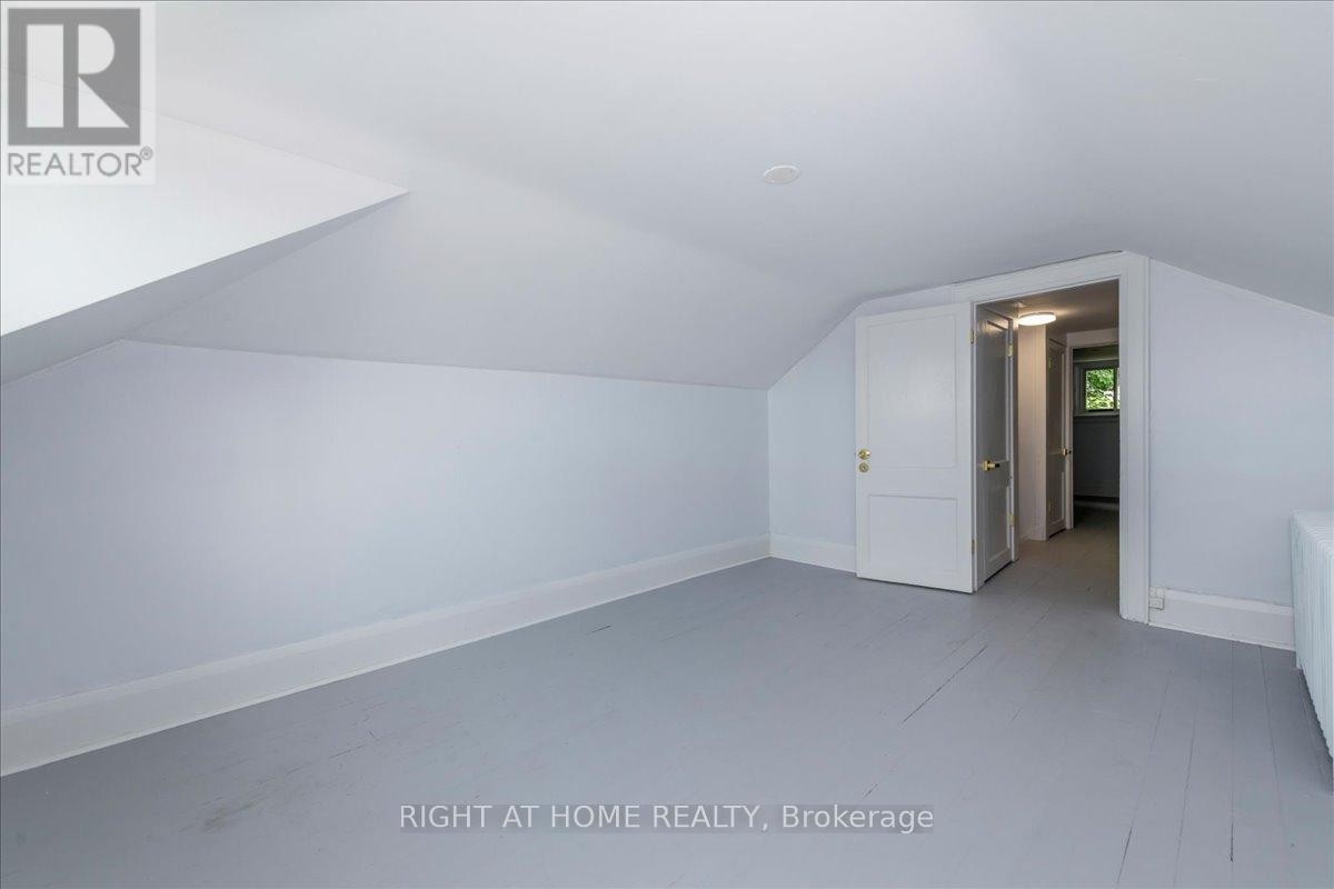 












12 ROSS STREET

,
Barrie (City Centre),




Ontario
L4N1E7


