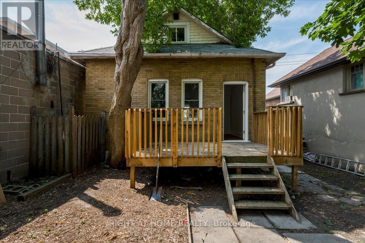












12 ROSS STREET

,
Barrie (City Centre),




Ontario
L4N1E7

